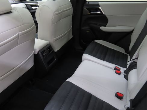Used 2025 Mitsubishi Outlander SE FWD image 23