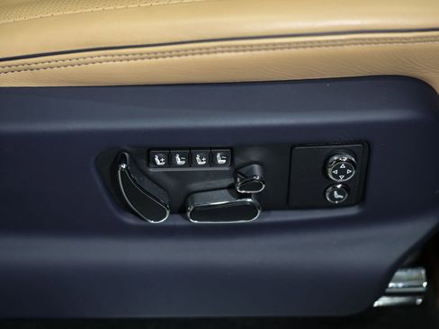 Used 2023 Bentley Bentayga Extended Wheelbase AWD/4WD image 34