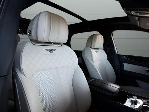Used 2017 Bentley Bentayga image 46