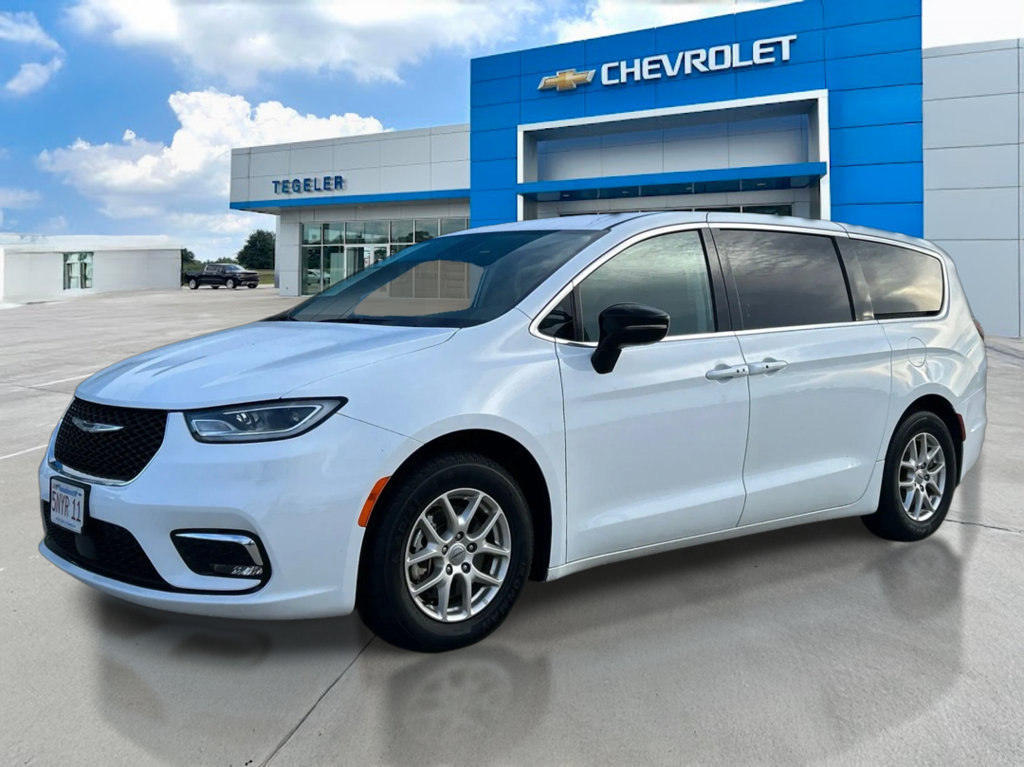 Used 2024 Chrysler Pacifica Touring-L FWD image 1