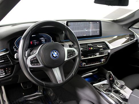 Used 2023 BMW 530e w/ M Sport Package image 37