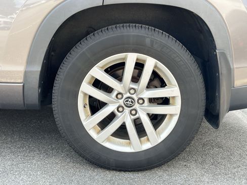 Used 2016 Toyota Highlander LE AWD/4WD image 11