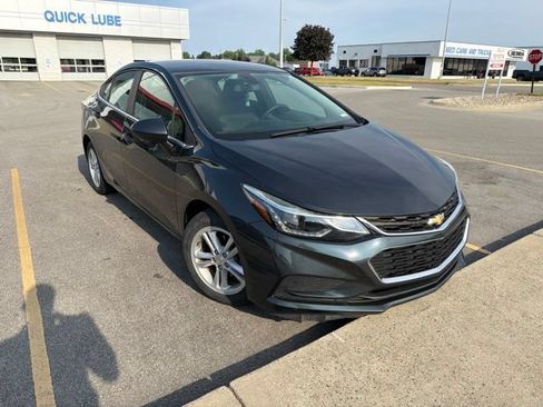 Used 2017 Chevrolet Cruze LT FWD image 3