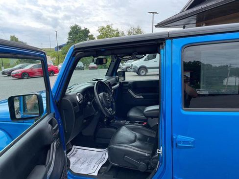 Used 2015 Jeep Wrangler Unlimited Sahara w/ Connectivity Group AWD/4WD image 15