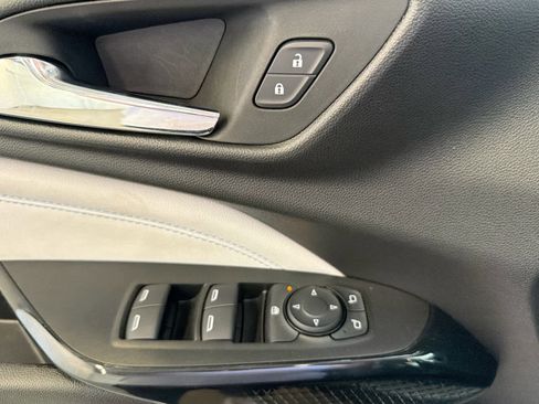 Used 2025 Chevrolet Trax LT w/ LT Convenience Package FWD image 19