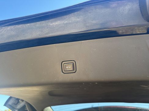 Used 2023 Chevrolet Traverse LT w/ Midnight/Sport Edition image 38