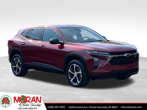 Used 2025 Chevrolet Trax RS FWD image 9