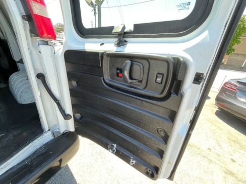 Used 2014 GMC Savana 2500 image 19