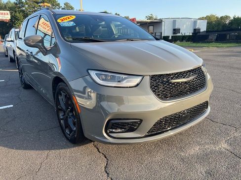 Used 2021 Chrysler Pacifica Touring-L w/ Uconnect Theater Family Group FWD image 3