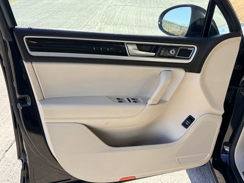 Used 2016 Volkswagen Touareg Executive image 28