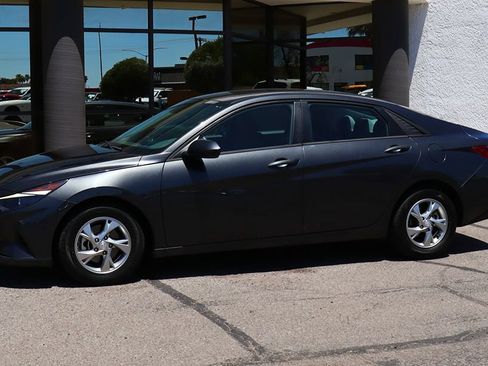 Used 2021 Hyundai Elantra SE FWD image 7