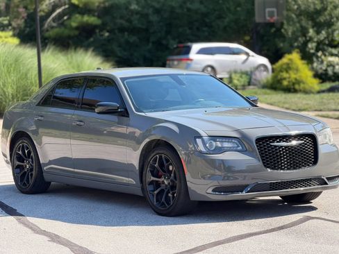 Used 2019 Chrysler 300 Touring w/ Sport Appearance Package RWD image 8