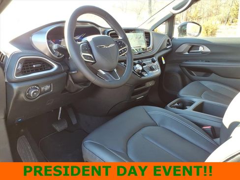 New 2026 Chrysler Pacifica Select image 14