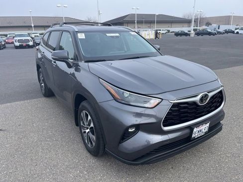Used 2023 Toyota Highlander XLE image 3