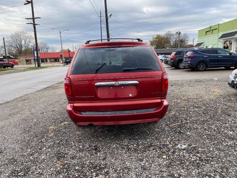 Used 2007 Chrysler Town & Country Touring image 5