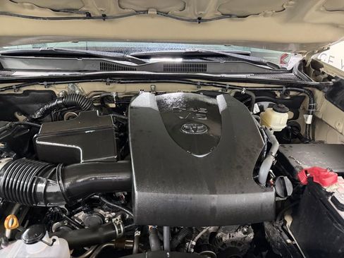 Used 2019 Toyota Tacoma SR5 AWD/4WD image 7