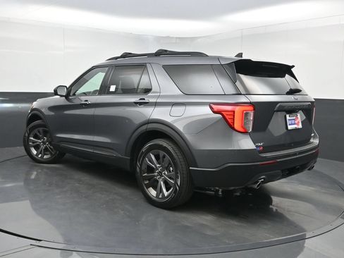 Used 2021 Ford Explorer XLT w/ Equipment Group 202A AWD/4WD image 24