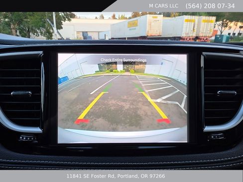 Used 2024 Chrysler Pacifica Limited FWD image 19