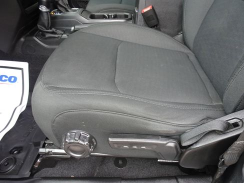 Used 2019 Jeep Wrangler Unlimited Sahara image 9