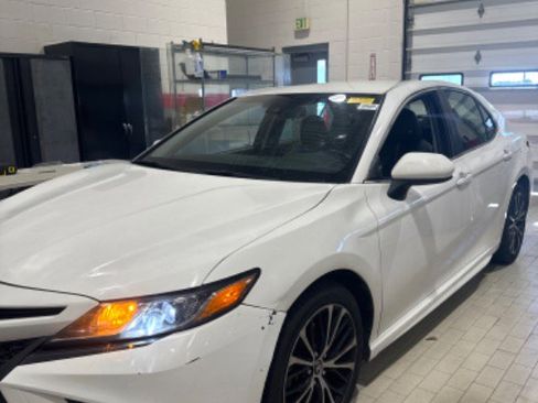 Used 2018 Toyota Camry SE image 3