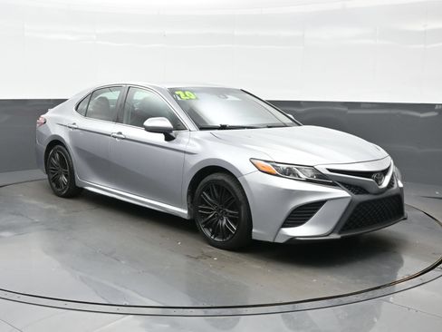 Used 2020 Toyota Camry SE FWD image 8