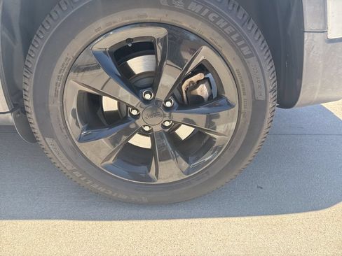 Used 2015 Jeep Cherokee Latitude AWD/4WD image 12