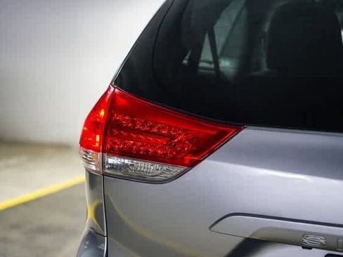 Used 2012 Toyota Sienna LE w/ Towing Pkg image 10