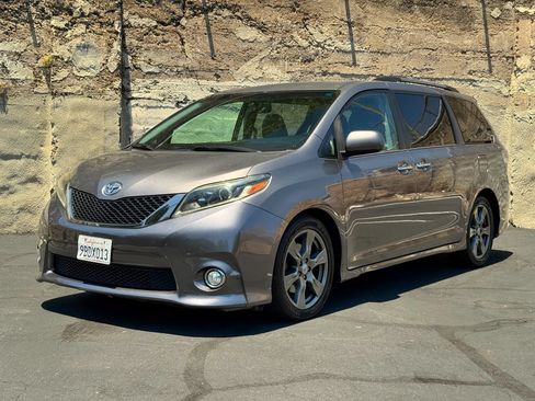 Used 2017 Toyota Sienna SE w/ SE Preferred Package FWD image 8