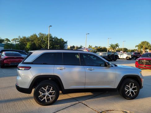 Used 2025 Jeep Grand Cherokee Limited w/ Luxury Tech Group II RWD image 6