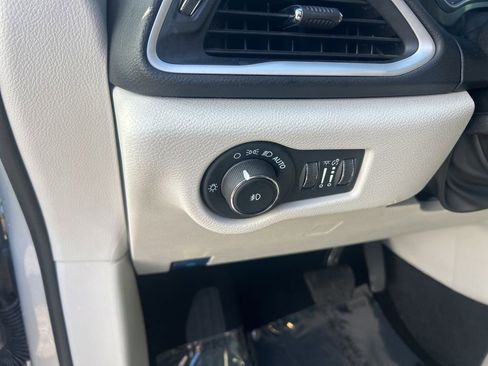 Used 2024 Chrysler Pacifica Touring-L image 38