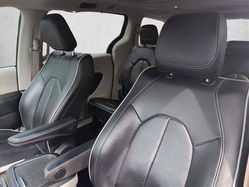 Used 2022 Chrysler Pacifica Limited image 10