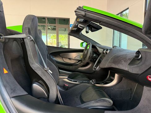 Used 2018 McLaren 570S Spider image 32