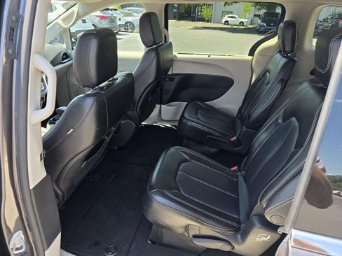 Used 2023 Chrysler Pacifica Touring-L FWD image 24