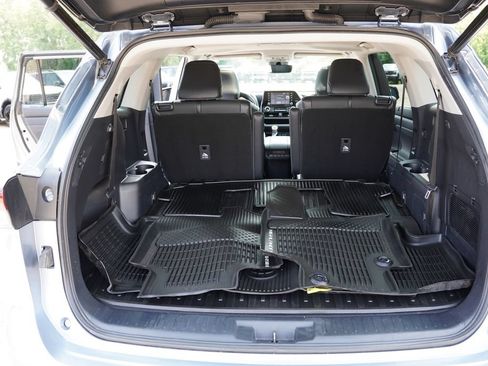 Used 2021 Toyota Highlander XLE AWD/4WD image 22