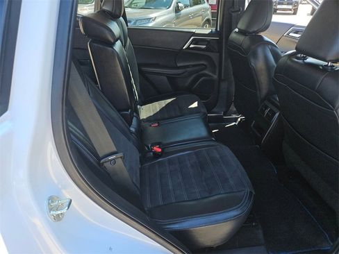 Used 2023 Mitsubishi Outlander SE image 28