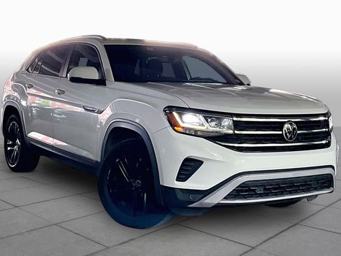 Used 2020 Volkswagen Atlas Cross Sport SE w/ Panoramic Sunroof Package FWD image 2