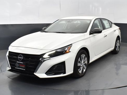 Used 2025 Nissan Altima 2.5 S image 3