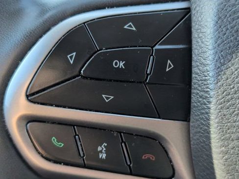 Used 2021 Jeep Cherokee Latitude Lux w/ Comfort/Convenience Group FWD image 20