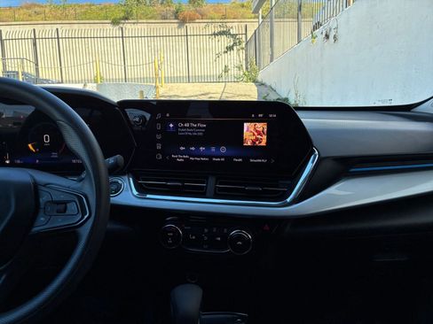 Used 2025 Chevrolet Trax LT image 17