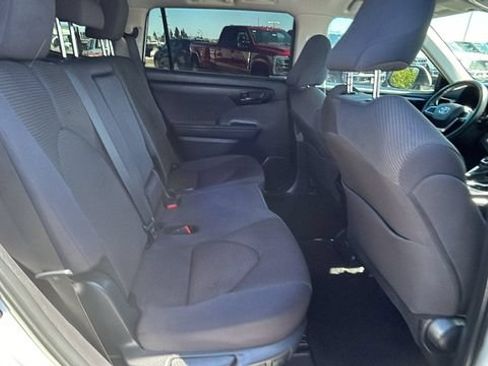 Used 2024 Toyota Highlander LE FWD image 13