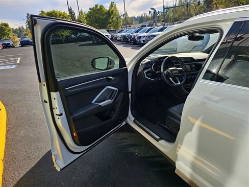 Used 2023 Audi Q3 2.0T Premium Plus w/ Premium Plus Package image 19