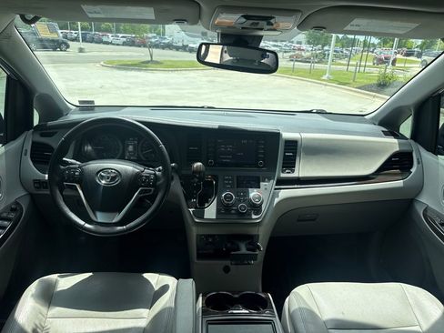 Used 2020 Toyota Sienna XLE FWD image 16