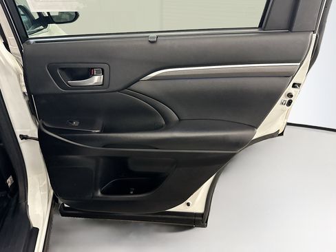 Used 2018 Toyota Highlander SE AWD/4WD image 34