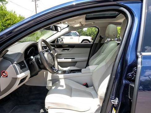 Used 2016 Jaguar XF Prestige RWD image 4