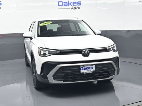 Used 2025 Volkswagen Taos SE FWD image 3