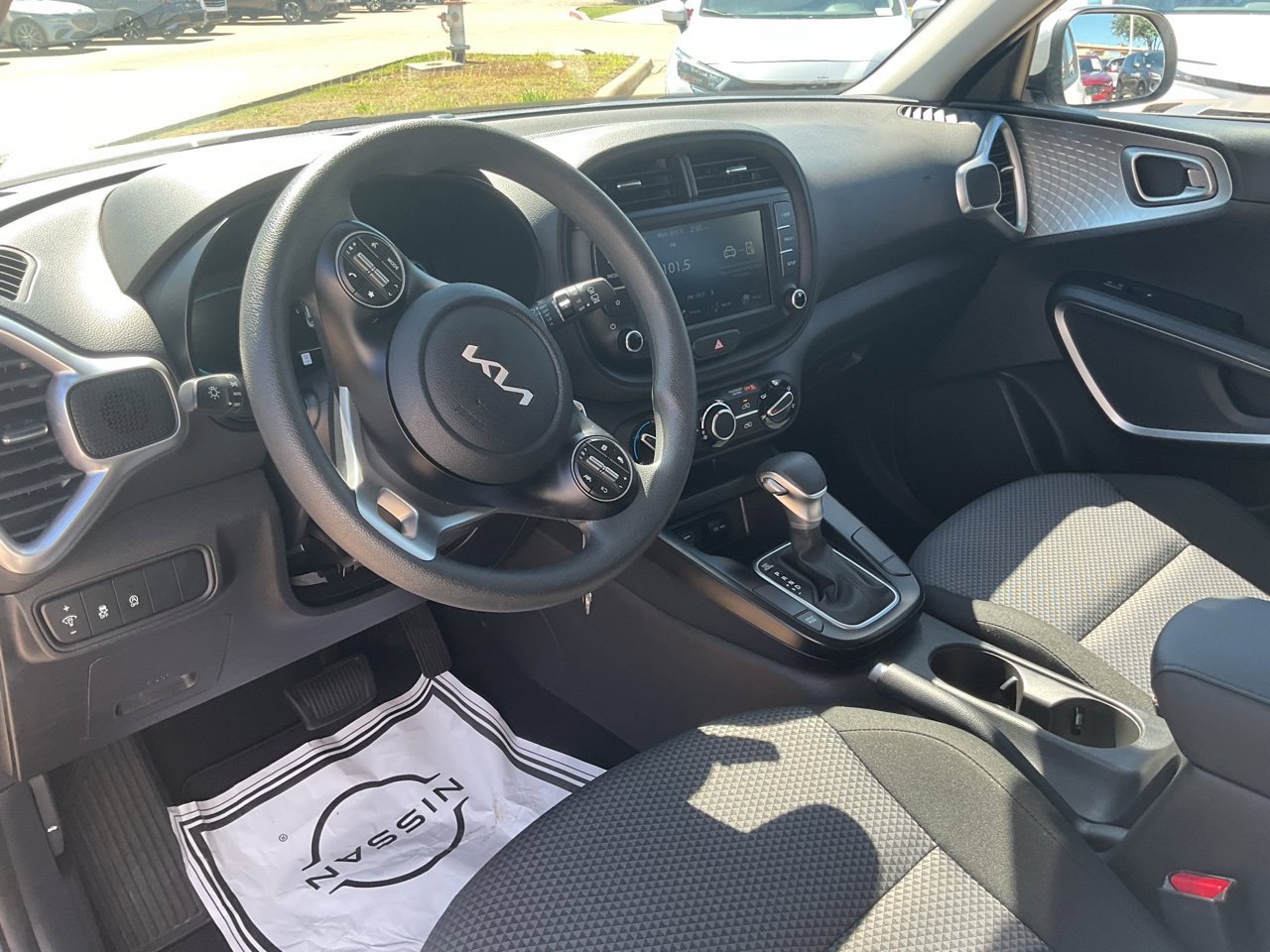 Used 2025 Kia Soul LX w/ LX Technology Package FWD image 11