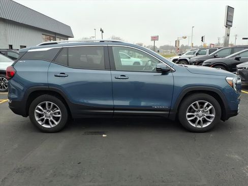 Used 2024 GMC Terrain SLT image 2