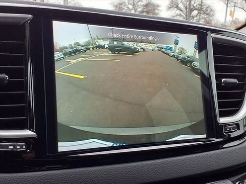 Used 2024 Chrysler Pacifica Touring-L image 9