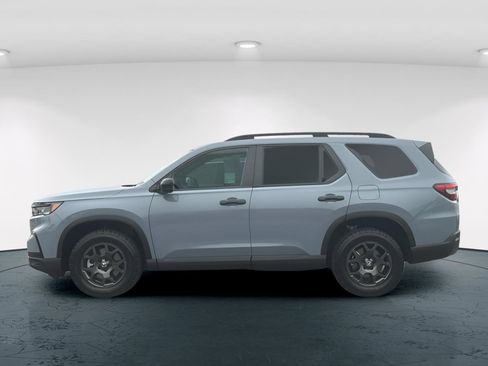 Certified 2025 Honda Pilot TrailSport image 3