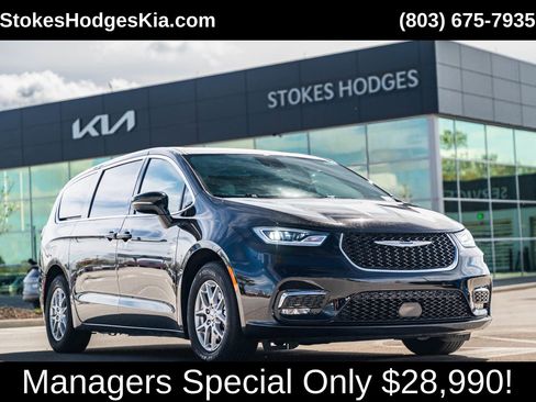 Used 2025 Chrysler Pacifica Select FWD image 1